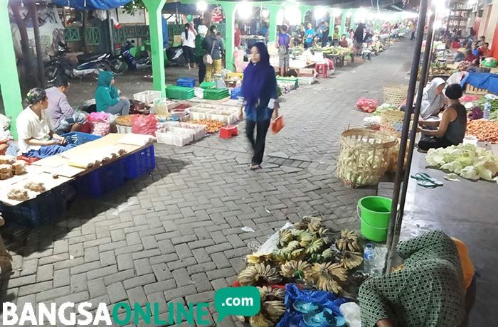Ratapan Pedagang di Bahu Jalan Pasar Kota Bojonegoro Seusai Direlokasi Ratapan Pedagang di Bahu Jalan Pasar Kota Bojonegoro Seusai Direlokasi
