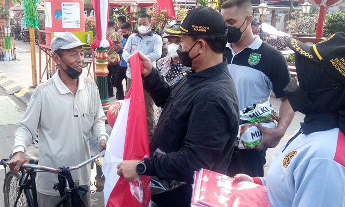 Meriahkan HUT RI ke-77, Wali Kota Maidi Bagikan dan Ganti Bendera yang Kurang Layak