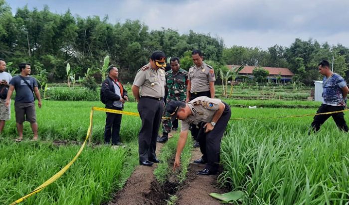 Gali Saluran Air, Warga Desa Kaponan Ponorogo Temukan Mayat Bayi Gali Saluran Air, Warga Desa Kaponan Ponorogo Temukan Mayat Bayi