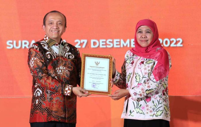 Gubernur Khofifah Sabet Penghargaan Pembina Penyuluh Kehutanan dari Menteri LHK Gubernur Khofifah Sabet Penghargaan Pembina Penyuluh Kehutanan dari Menteri LHK