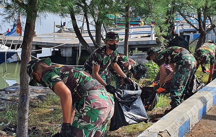 Usai Latihan di Lapangan Tembak TPI Paiton, TNI AL Lakukan Bersih-Bersih Pantai