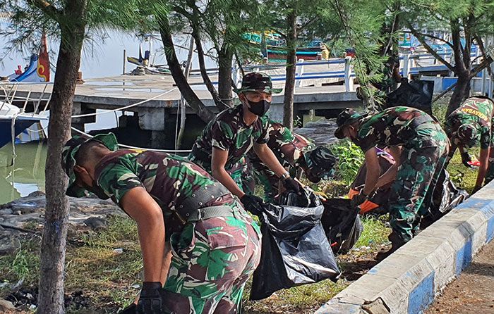 Usai Latihan di Lapangan Tembak TPI Paiton, TNI AL Lakukan Bersih-Bersih Pantai Usai Latihan di Lapangan Tembak TPI Paiton, TNI AL Lakukan Bersih-Bersih Pantai