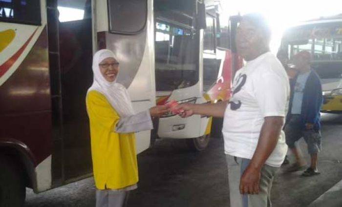 Hari AIDS, Relawan di Kediri Kampanyekan Pencegahan kepada Para Sopir Bus Hari AIDS, Relawan di Kediri Kampanyekan Pencegahan kepada Para Sopir Bus
