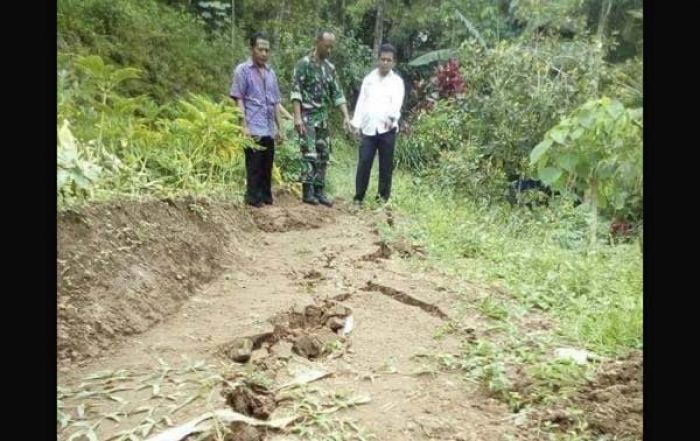 Waspadai Tanah Retak di Desa Kepel Madiun