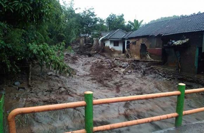 Banjir Bandang Sapu Kali Katir, 8 Rumah Roboh, 3 Desa Terendam Banjir Bandang Sapu Kali Katir, 8 Rumah Roboh, 3 Desa Terendam