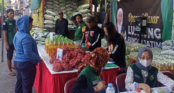 Jelang Nataru dan Jaga Stabilitas Harga, Pemprov Jatim Gelontor 300 Ton Beras