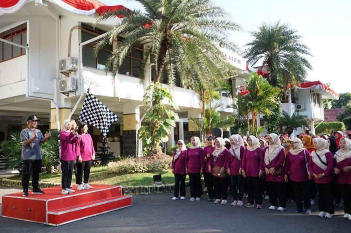 Meriahkan HUT ke-80 RI, Vinanda Prameswati Berangkatkan Jalan Sehat DWP Kota Kediri