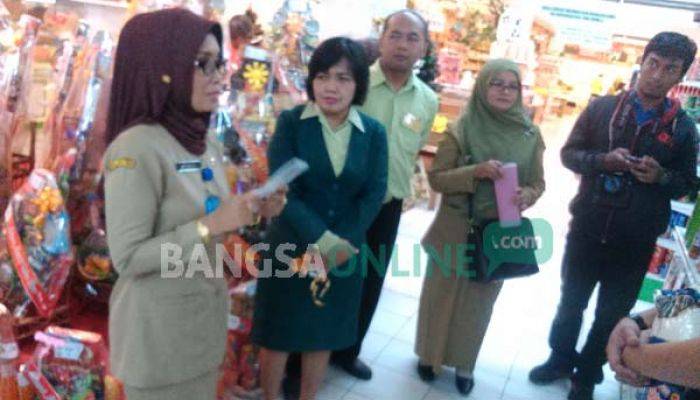 Sidak Jelang Natal dan Tahun Baru, Tim Disperindag Tulungagung Temukan Mamin tak Layak Konsumsi