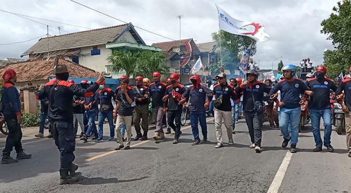 Blokir Jalur Pantura, Ribuan Buruh di Tuban Tuntut PT IKSG Penuhi Hak Pekerja Blokir Jalur Pantura, Ribuan Buruh di Tuban Tuntut PT IKSG Penuhi Hak Pekerja