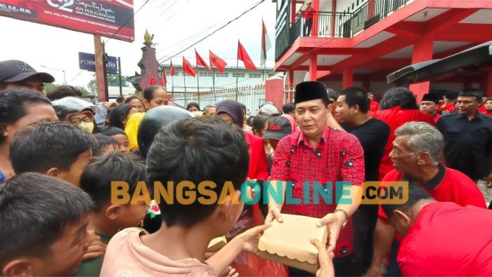 PDI Perjuangan Kabupaten Kediri Berbagi Takjil dan Sembako Kepada Warga Sekitar PDI Perjuangan Kabupaten Kediri Berbagi Takjil dan Sembako Kepada Warga Sekitar