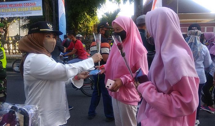 Peringati Hari Anti Narkoba, P4GN Lamongan Bagikan Bunga dan Masker