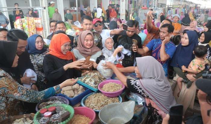 Bersama Cabup Halindra Blusukan ke Pasar Tradisional Tuban, Khofifah Banjir Doa dan Dukungan Bersama Cabup Halindra Blusukan ke Pasar Tradisional Tuban, Khofifah Banjir Doa dan Dukungan