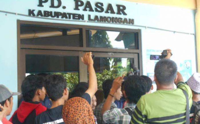 Puluhan Pedagang Pasar Blimbing Lamongan Geruduk Kantor PD Pasar