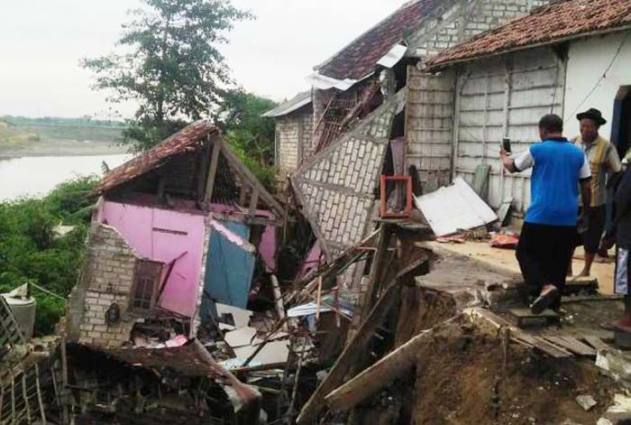 Bengawan Solo Longsor, Enam Rumah Warga Desa Keduyung Lamongan Rusak Bengawan Solo Longsor, Enam Rumah Warga Desa Keduyung Lamongan Rusak