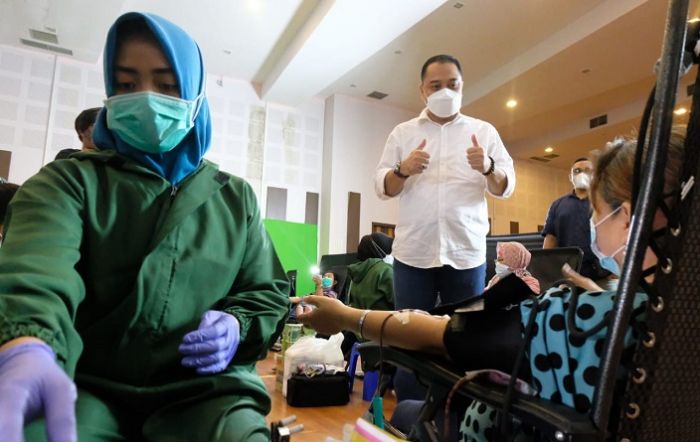 Tinjau Donor Darah dan Skrining Plasma Konvalesen, Wali Kota Eri: Semoga Ini Jadi Amal Jariyah Anda Tinjau Donor Darah dan Skrining Plasma Konvalesen, Wali Kota Eri: Semoga Ini Jadi Amal Jariyah Anda