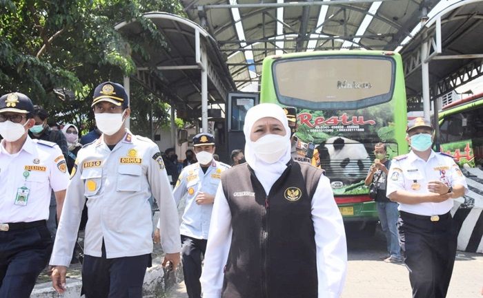 Tinjau Terminal Purabaya Jelang Nataru, Gubernur Khofifah Apresiasi Langkah Polri Tes Urine Awak Bus