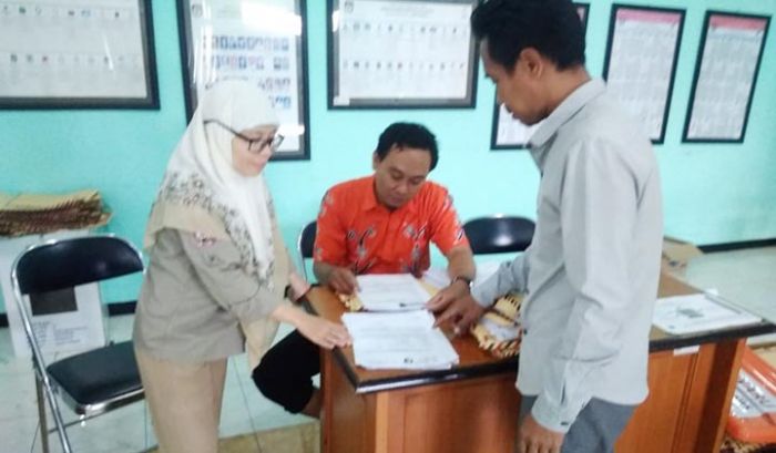 Bawaslu Sidoarjo Pelototi Verifikasi Administrasi Berkas Agung-Sugeng Bawaslu Sidoarjo Pelototi Verifikasi Administrasi Berkas Agung-Sugeng