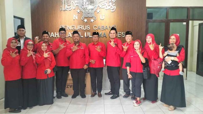 Perkuat Sinergi Parpol-Ormas, PDIP Gresik Silaturahmi ke PCNU Salurkan 1.000 Sarung