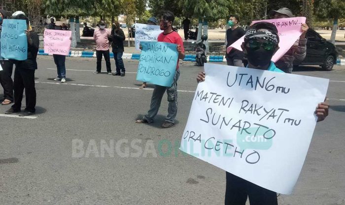 Sejumlah Mahasiswa dan Warga Ponorogo Demo Tuntut Pembatalan Utang Rp 200 M dari PT. SMI