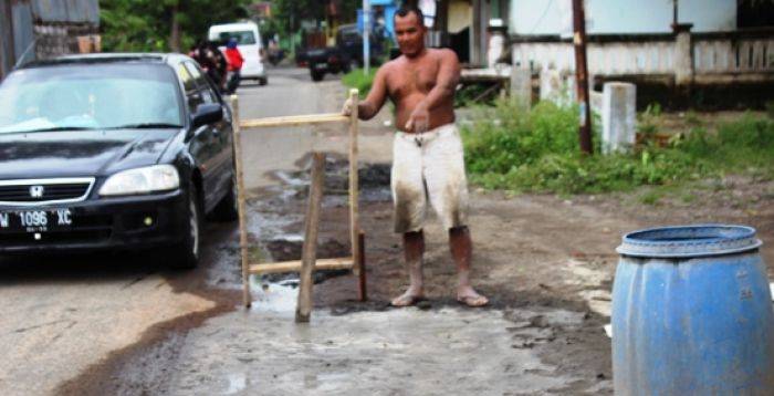 Warga Sepande Sidoarjo Swadaya Perbaiki Jalan Rusak