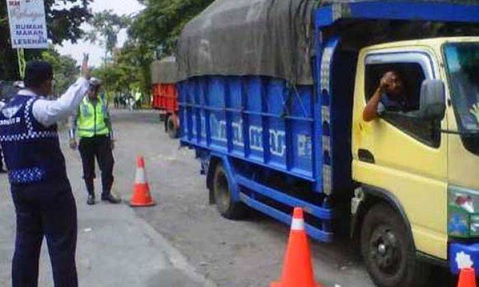 Truk Muatan Pasir di Kediri Dirazia Truk Muatan Pasir di Kediri Dirazia