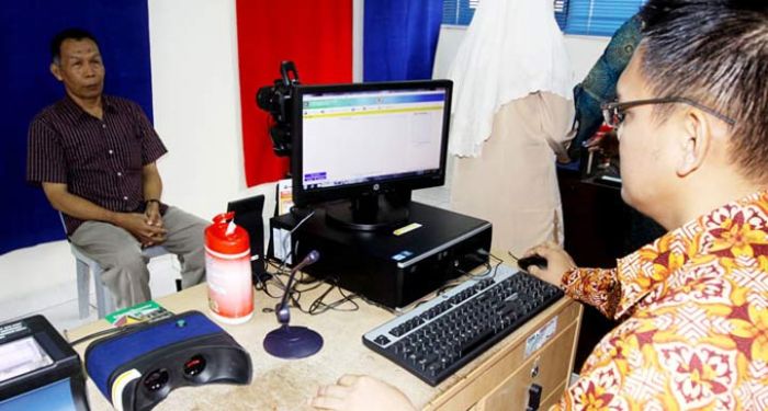 Hari H Pencoblosan, Ada 3 Orang Lakukan Perekaman dan 17 Orang Cetak e-KTP Hari H Pencoblosan, Ada 3 Orang Lakukan Perekaman dan 17 Orang Cetak e-KTP