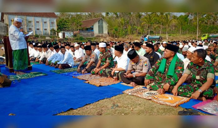 Satgas TMMD dan Warga Gelar Sholat Istisqo Satgas TMMD dan Warga Gelar Sholat Istisqo