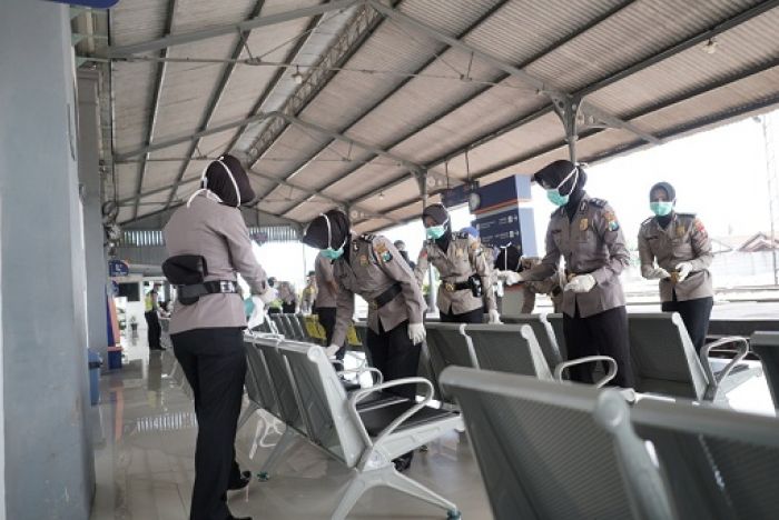 Antisipasi Virus Corona Masuk Probolinggo, Puluhan Personel Sterilkan Stasiun KA Antisipasi Virus Corona Masuk Probolinggo, Puluhan Personel Sterilkan Stasiun KA