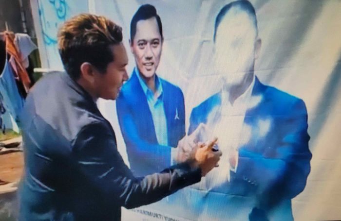 Kecewa, Kader Demokrat Pasuruan Merusak Gambar Anies dengan Cat Kecewa, Kader Demokrat Pasuruan Merusak Gambar Anies dengan Cat