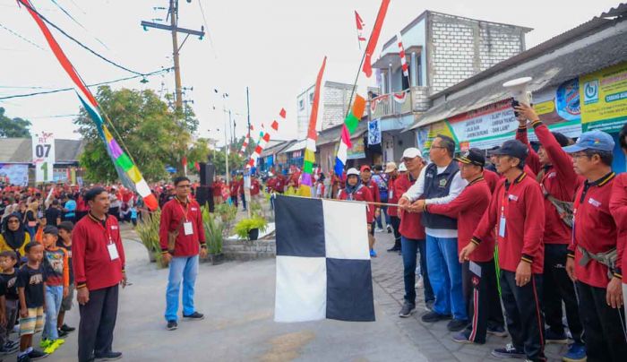 Lepas Jalan Sehat di Desa Sembayat, Wakil Bupati Gresik Minta Warga Jaga Kerukunan Lepas Jalan Sehat di Desa Sembayat, Wakil Bupati Gresik Minta Warga Jaga Kerukunan