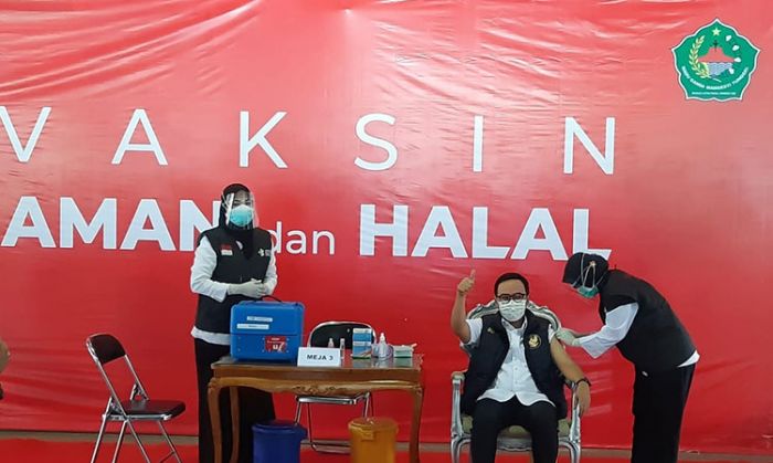 Bupati Baddrut Tamam Jadi Orang Pertama Divaksin Covid-19 di Kabupaten Pamekasan Bupati Baddrut Tamam Jadi Orang Pertama Divaksin Covid-19 di Kabupaten Pamekasan