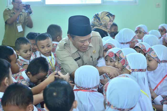 Bupati Lamongan Wajibkan Pegawai Antar Anak di Hari Pertama Sekolah