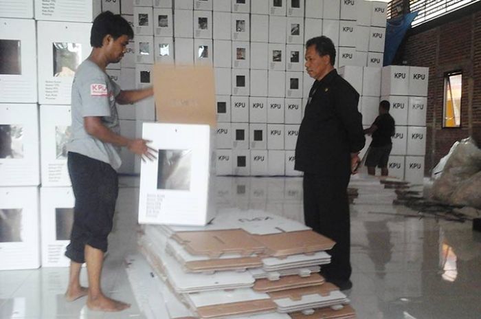 KPU Kabupaten Mojokerto Kebut Perakitan Kotak Suara KPU Kabupaten Mojokerto Kebut Perakitan Kotak Suara