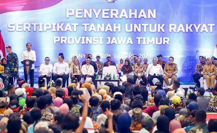 Pj Gubernur Adhy Dampingi Presiden RI Serahkan 10.323 Sertifikat Tanah Elektronik di Banyuwangi