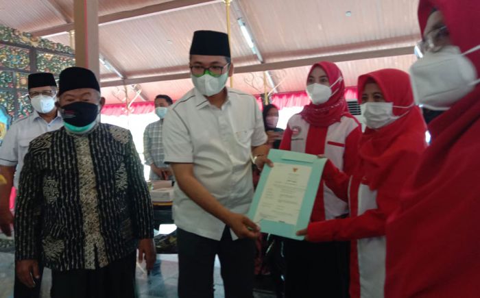 Bupati Bangkalan Serahkan Sertifikat Halal Bagi Pelaku UMKM Bupati Bangkalan Serahkan Sertifikat Halal Bagi Pelaku UMKM