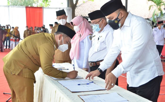 Andhy Jabat Staf Ahli, Bupati Gresik Gulirkan Mutasi Jilid I Sebanyak 483 Pejabat, Ini Komposisinya Andhy Jabat Staf Ahli, Bupati Gresik Gulirkan Mutasi Jilid I Sebanyak 483 Pejabat, Ini Komposisinya