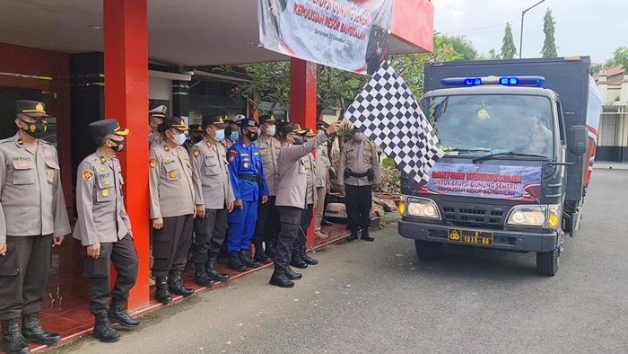 Ringankan Beban Korban Erupsi Gunung Semeru, Polres Bangkalan Salurkan 500 Paket Sembako Ringankan Beban Korban Erupsi Gunung Semeru, Polres Bangkalan Salurkan 500 Paket Sembako
