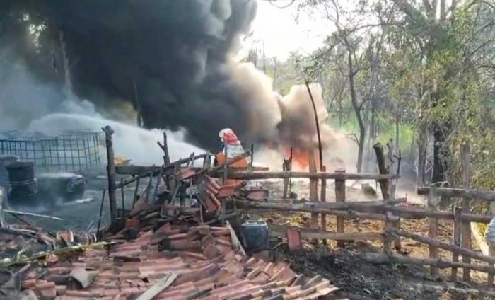 Diduga Timbun BBM Ilegal, Rumah di Senori Tuban Terbakar Diduga Timbun BBM Ilegal, Rumah di Senori Tuban Terbakar