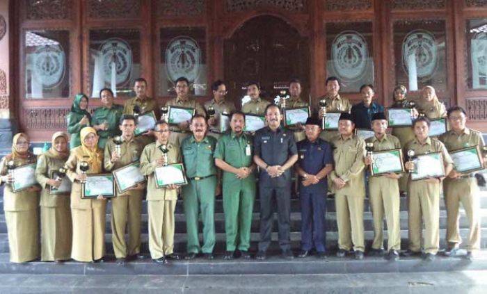 Pemkab Ponorogo Serahkan Penghargaan Sekolah Adiwiyata Pemkab Ponorogo Serahkan Penghargaan Sekolah Adiwiyata