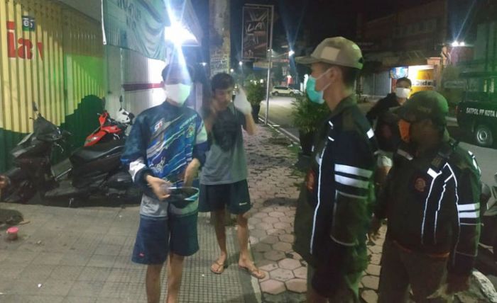 Satpol PP Kota Kediri Kampanyekan Gerakan Pakai Masker ke Warung-warung Satpol PP Kota Kediri Kampanyekan Gerakan Pakai Masker ke Warung-warung