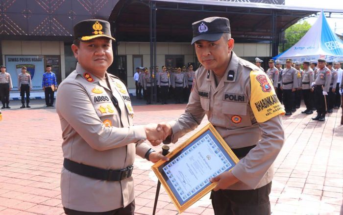 Puluhan Anggota Polres Ngawi Berprestasi Terima Apresiasi Puluhan Anggota Polres Ngawi Berprestasi Terima Apresiasi