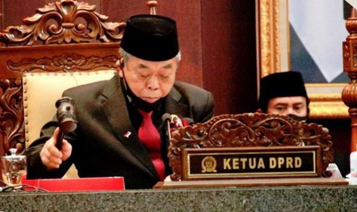Peringati Hari Santri Nasional, Anggota DPRD Jatim Wajib Kenakan Sarung dan Kopiah Peringati Hari Santri Nasional, Anggota DPRD Jatim Wajib Kenakan Sarung dan Kopiah