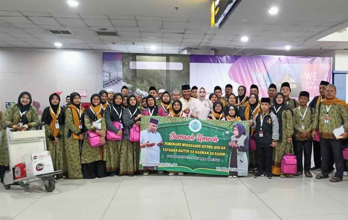 Pasutri Legislator Gerindra Sidoarjo Berangkatkan Umroh 20 Penghafal Alquran Pasutri Legislator Gerindra Sidoarjo Berangkatkan Umroh 20 Penghafal Alquran