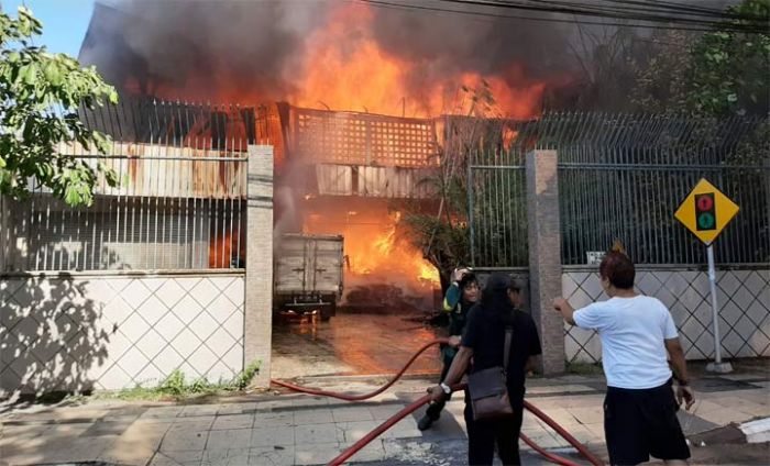 Gudang Konveksi di Jalan Dr. Sutomo Gresik Terbakar, Tetangga Panik Gudang Konveksi di Jalan Dr. Sutomo Gresik Terbakar, Tetangga Panik