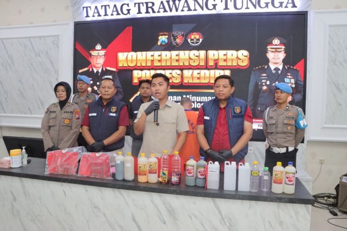 Polres Kediri Tetapkan 1 Tersangka Keracunan Miras yang Tewaskan 3 Pemandu Lagu Polres Kediri Tetapkan 1 Tersangka Keracunan Miras yang Tewaskan 3 Pemandu Lagu