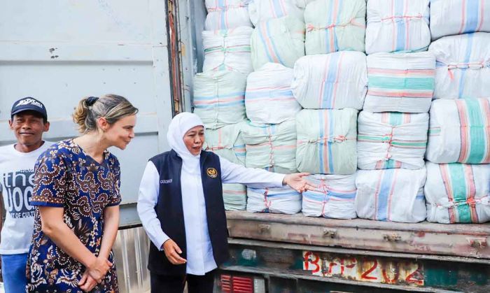 Gubernur Khofifah Lepas Ekspor 15 Ton Rumput Laut ke Australia di Sidoarjo Gubernur Khofifah Lepas Ekspor 15 Ton Rumput Laut ke Australia di Sidoarjo
