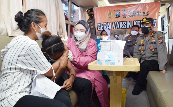 Sambut Dirgahayu Kemerdekaan RI, Polresta Sidoarjo Suntik Vaksin Covid-19 Pelajar Papua Sambut Dirgahayu Kemerdekaan RI, Polresta Sidoarjo Suntik Vaksin Covid-19 Pelajar Papua