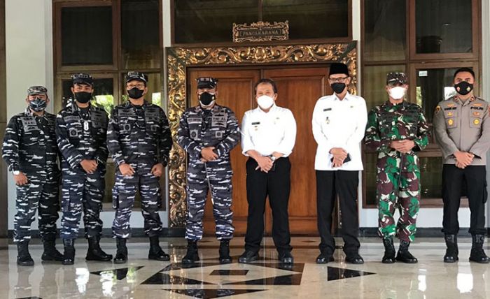 Sambut Komandan Lantamal V, Bupati Hendy: Kami Sangat Bangga TNI Peduli Masyarakat Sambut Komandan Lantamal V, Bupati Hendy: Kami Sangat Bangga TNI Peduli Masyarakat