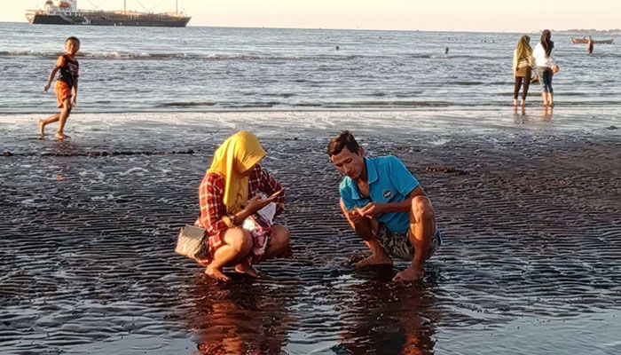 Pelabuhan Perikanan Pantai di Mayangan Probolinggo Jadi Wisata Dadakan Mencari Kerang Pelabuhan Perikanan Pantai di Mayangan Probolinggo Jadi Wisata Dadakan Mencari Kerang