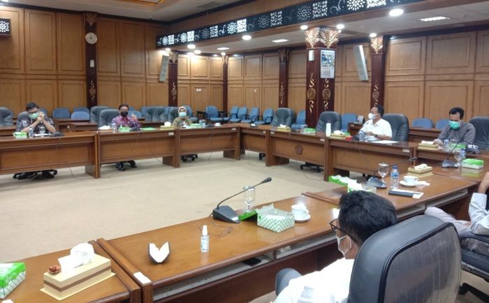 Urus KTP, KK hingga Akta Kelahiran, Warga Sidoarjo Cukup Datang ke Balai Desa Urus KTP, KK hingga Akta Kelahiran, Warga Sidoarjo Cukup Datang ke Balai Desa